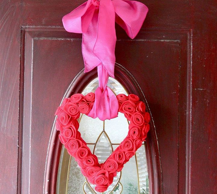 21 decoraciones romnticas con forma de corazn que querrs dejar colgadas todo el ao, Corona de flores de fieltro para San Valent n