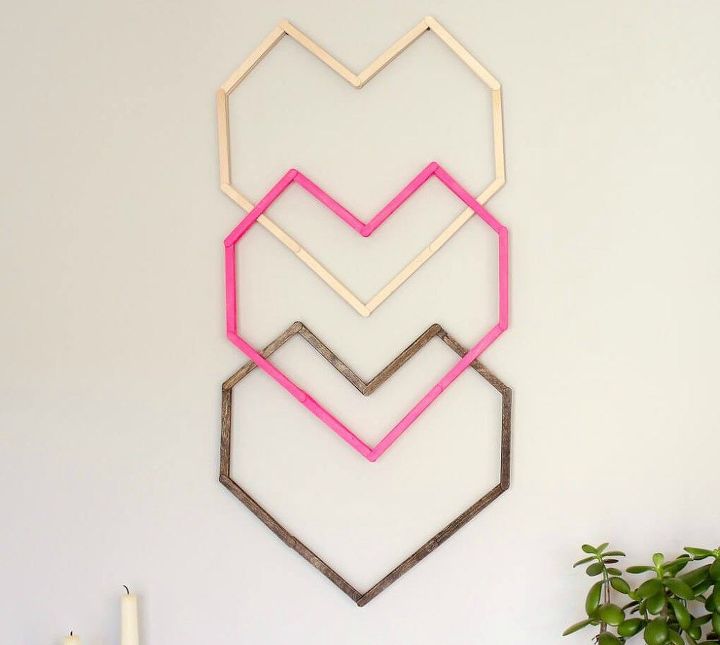 21 decoraciones romnticas con forma de corazn que querrs dejar colgadas todo el ao, Arte de pared geom trico en forma de coraz n con palitos de helado