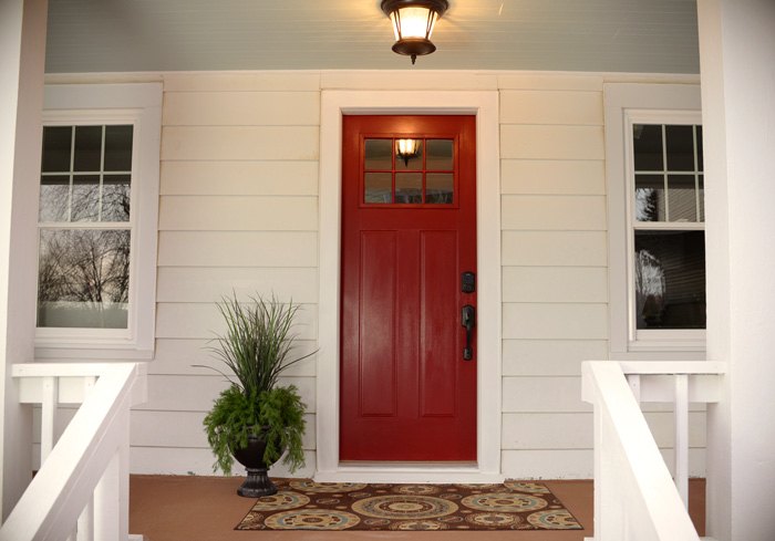 nueva puerta delantera roja en la casa de flip