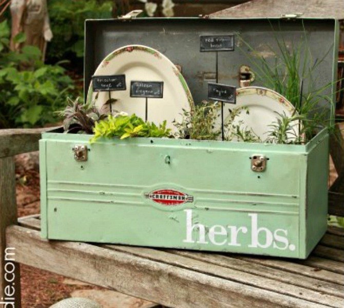 12 ideias incrveis para jardineiros que mal podem esperar pela primavera, Uma caixa de ferramentas de ervas