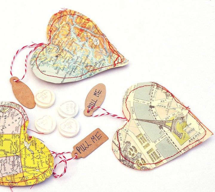 como 13 lixeiras decoram para o dia dos namorados, Transforme mapas antigos em sacolas personalizadas em forma de cora o para o Dia dos Namorados