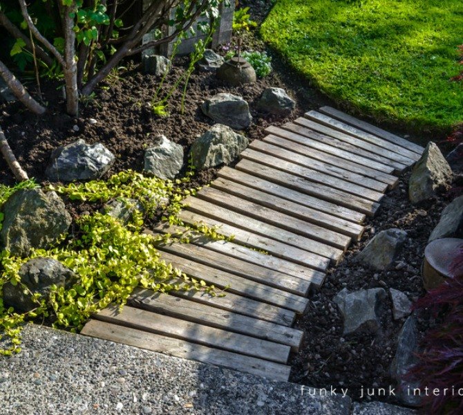 17 itens de jardim incrveis que guardamos para o vero, Uma pequena passarela de jardim com t buas de paletes