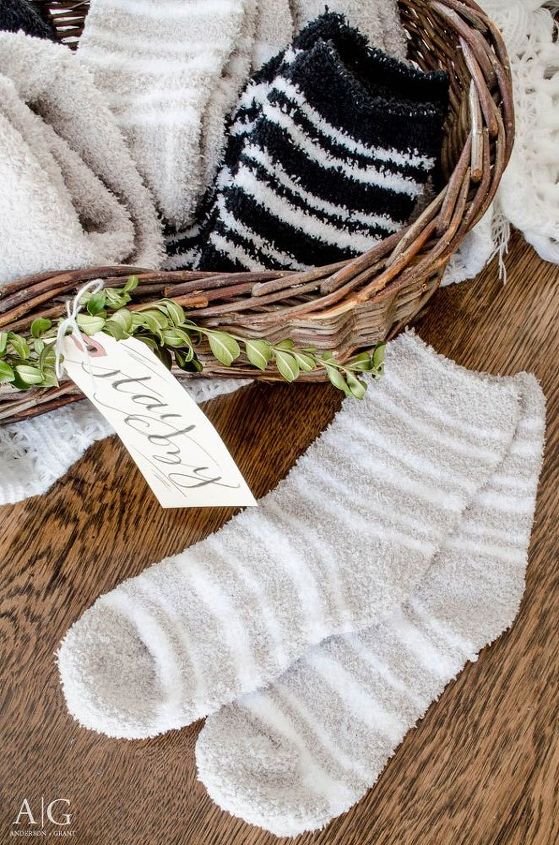 mantenha uma cesta de meias para seus convidados levarem quando o visitarem