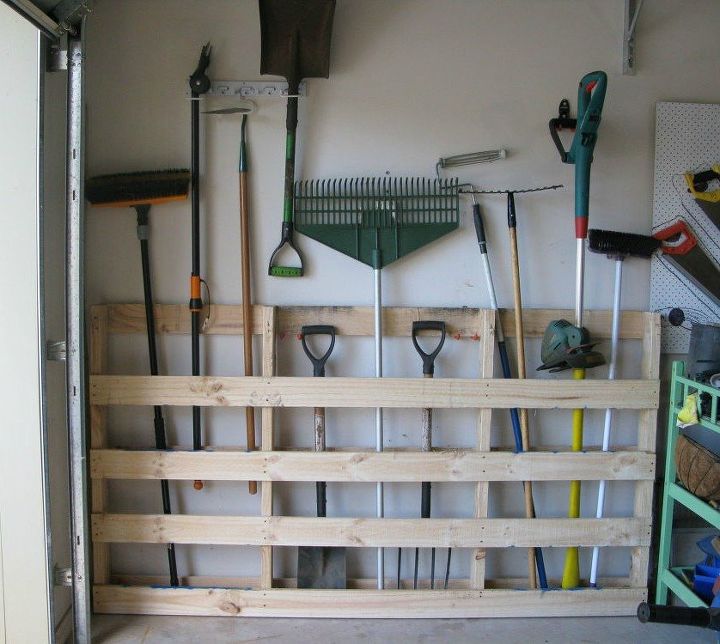 18 maneras increblemente fciles de utilizar todo el palet, Col calo en el garaje como organizador de herramientas