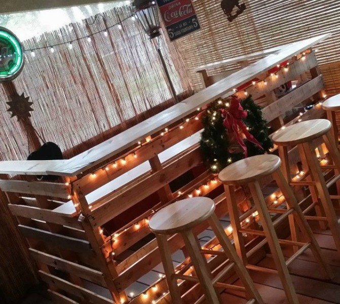 18 incredibly easy ways to use the entire pallet, Stand a few together to make a home bar