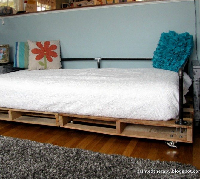 18 incredibly easy ways to use the entire pallet, Turn two into a cozy daybed