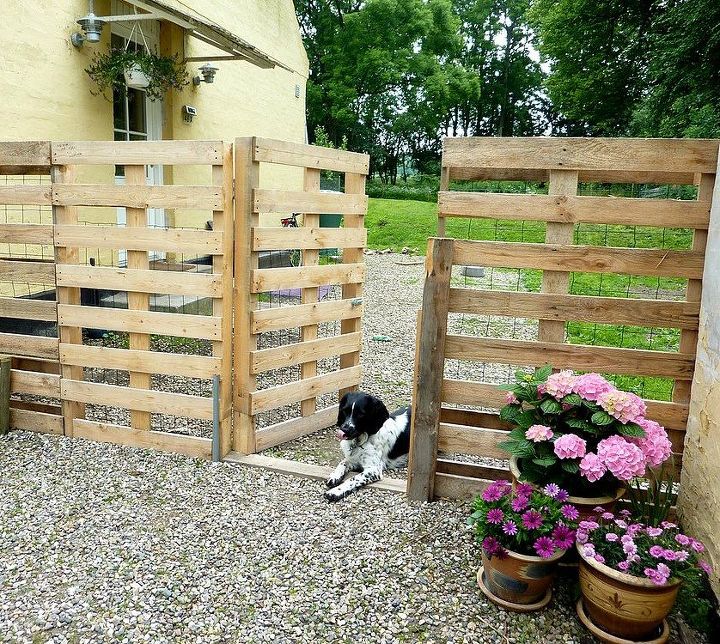 18 incredibly easy ways to use the entire pallet, Line up a few for a backyard fence