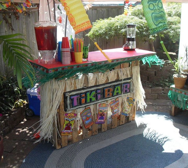 18 incredibly easy ways to use the entire pallet, Keep one outside for an easy Tiki bar