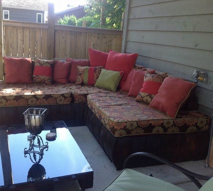 18 incredibly easy ways to use the entire pallet, Turn a collection into classy outdoor seating
