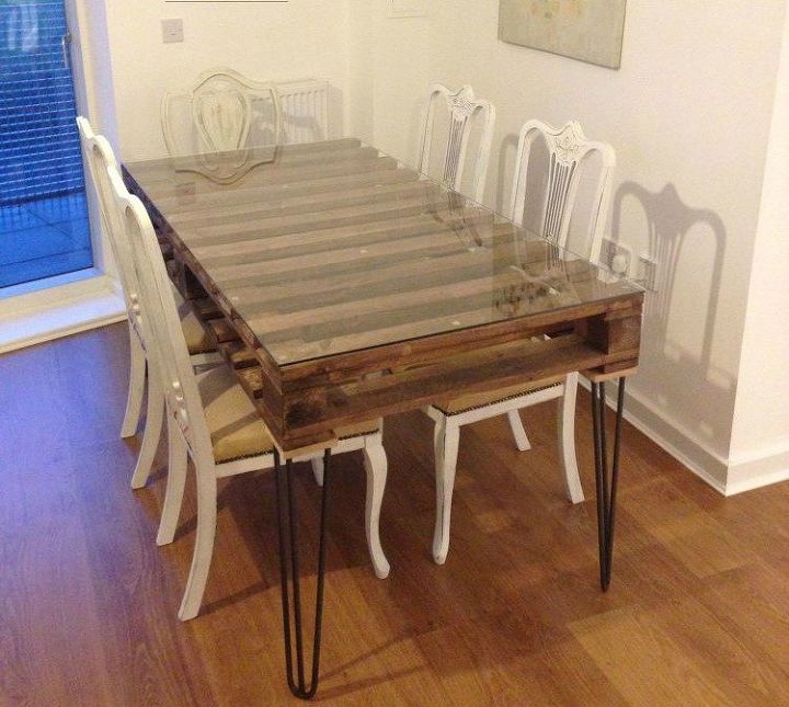 18 incredibly easy ways to use the entire pallet, Add legs to make a dining table with storage