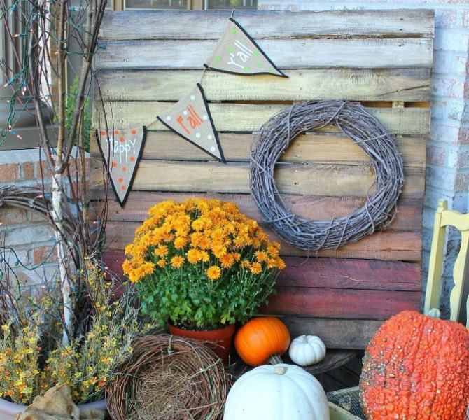 18 incredibly easy ways to use the entire pallet, Paint a large seasonal sign for the porch