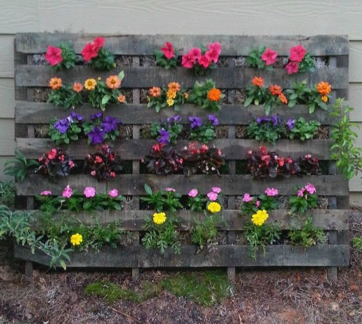 18 incredibly easy ways to use the entire pallet, Fill one with soil and blooming flowers