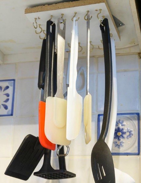 10 espacios ocultos en su cocina que podra utilizar para almacenar, Cuelgue sus utensilios debajo de sus gabinetes