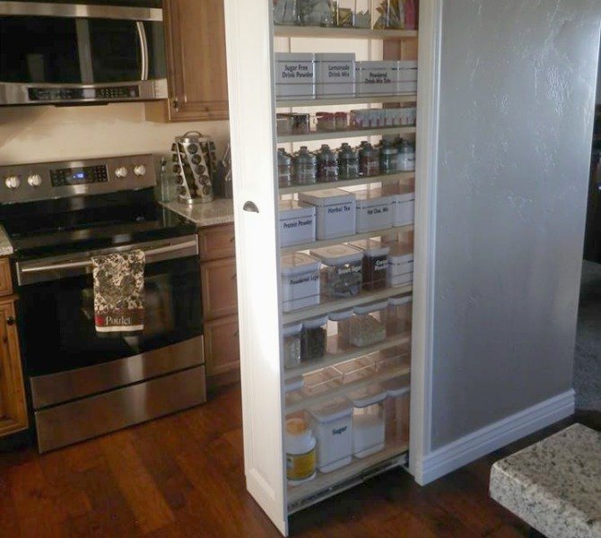 10 espacios ocultos en su cocina que podra utilizar para almacenar, Llena el espacio junto a la nevera con una despensa