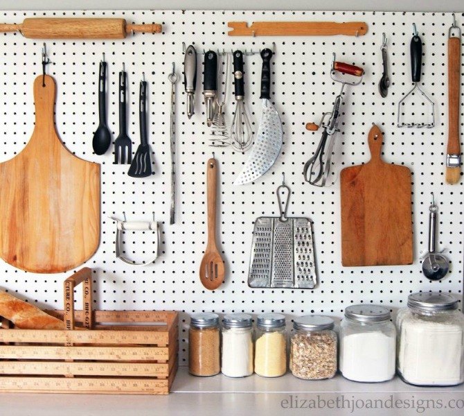 10 espacios ocultos en su cocina que podra utilizar para almacenar, Coloca un tablero de clavijas en la pared para los utensilios
