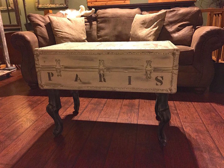 bagagem velha e mofada transformada em bela mesa de centro de inspirao francesa