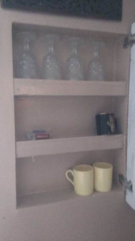 un armario para tazas