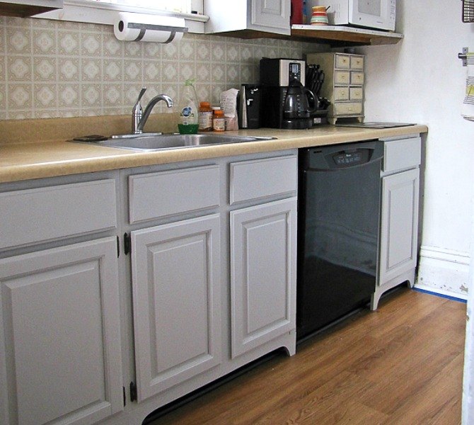 14 maneras ms fciles de transformar los gabinetes de su cocina, C mo hacer que los gabinetes de la cocina parezcan empotrados usando madera de desecho