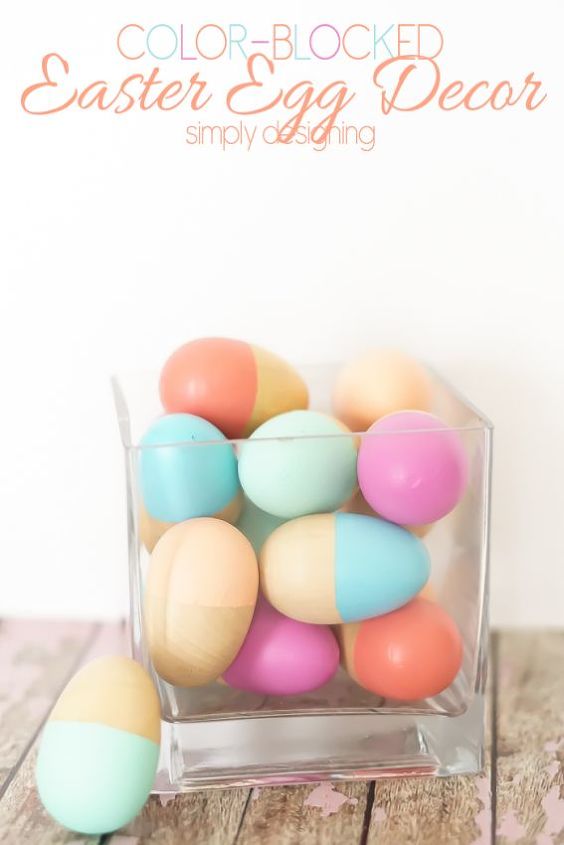 huevos de pascua con bloques de colores