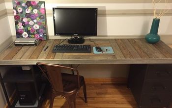 DIY Reclaimed Wood Pallet Desk