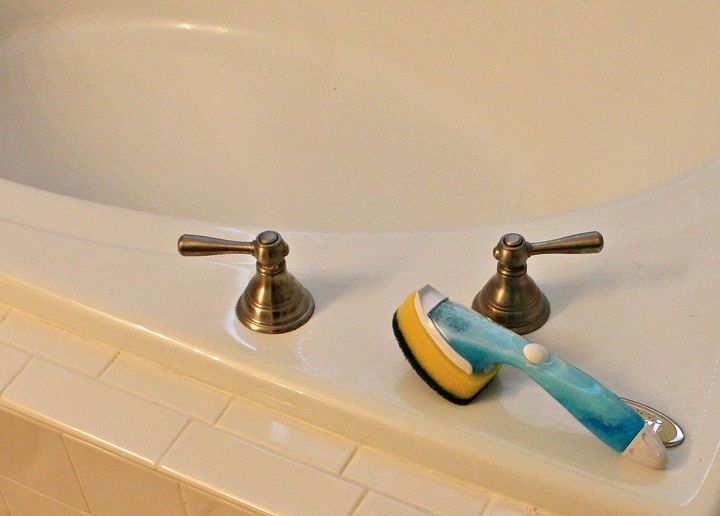 la manera infalible de mantener el bao limpio durante ms tiempo, Mantenga un cepillo de esponja con jab n en la ducha