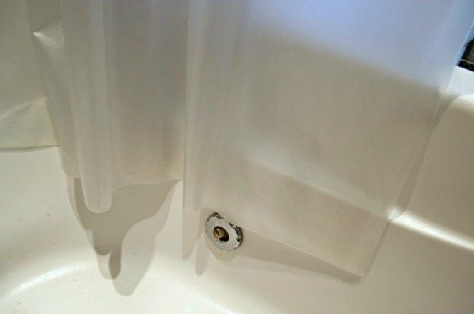 la manera infalible de mantener el bao limpio durante ms tiempo, Lave la cortina de la ducha con toallas