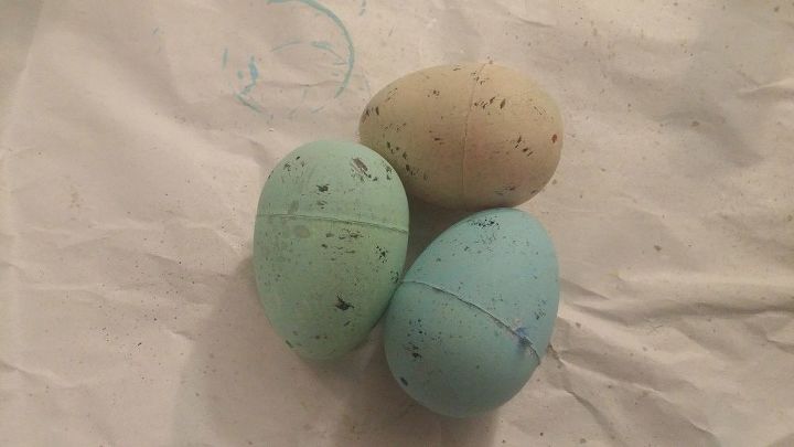mais ovos de plstico pintados