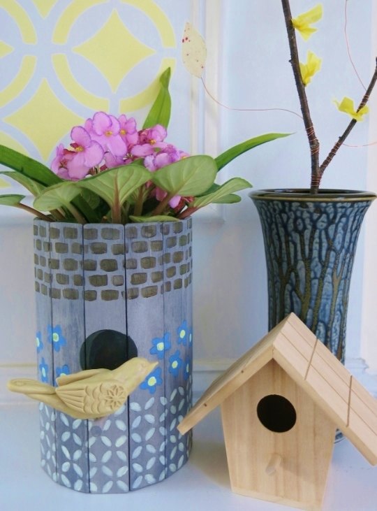 recicle uma casa de passarinho para transform la em um vaso ou vaso de flores