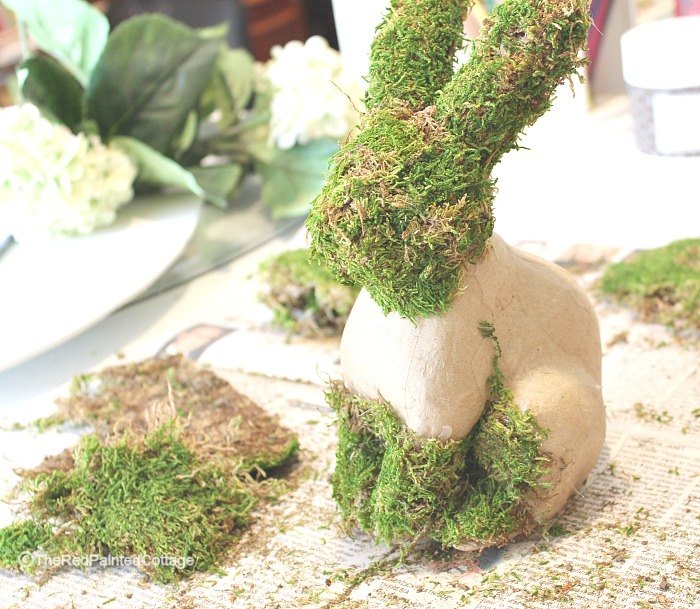 piensa en la primavera con ideas de bricolaje incluyendo un conejo cubierto de musgo