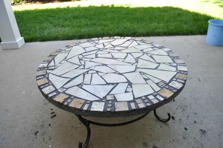 15 razones para dejarlo todo y comprar azulejos baratos, Decora una bonita mesa de patio