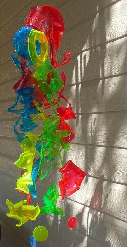 11 magnficos guarda sis para iluminar as suas janelas, Apanhador de sol inspirado em CHIHULY feito com copos de pl stico reciclado