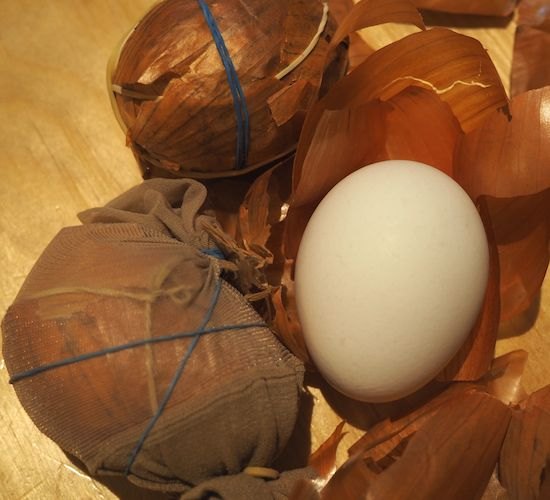 como tingir ovos de pscoa do jardim eastereggs kidscrafts, Enrole os ovos em cascas de cebola