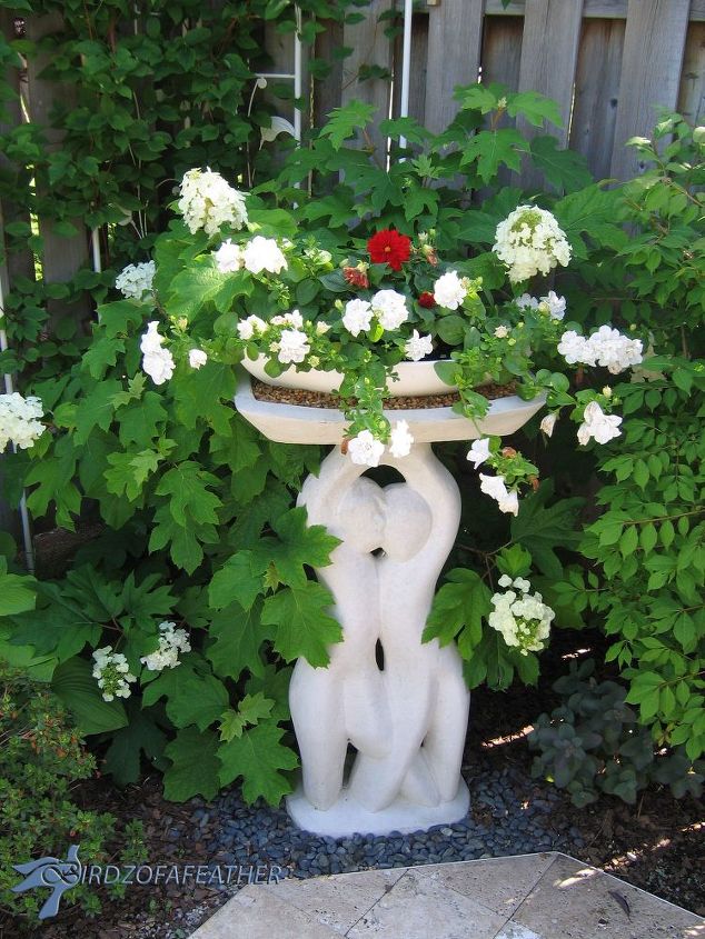 ideias criativas de vasos de flores para o jardim, Flores desabrochando adicionam uma explos o de cor