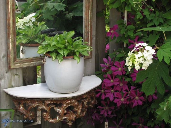 ideias criativas de vasos de flores para o jardim, Porcelana vintage torna se um encantador plantador