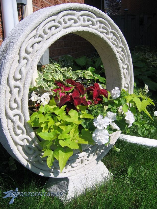 ideias criativas de vasos de flores para o jardim, T tica de camuflagem para esconder os utens lios