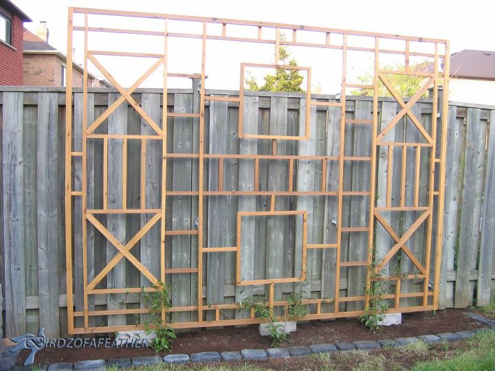 15 vallas de privacidad que convertirn su patio en un oasis de intimidad, Construye un intrincado marco para una enredadera con flores