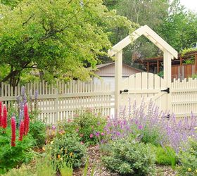 15 privacy fences that will turn your yard into a secluded oasis, Combine various sized posts into this design