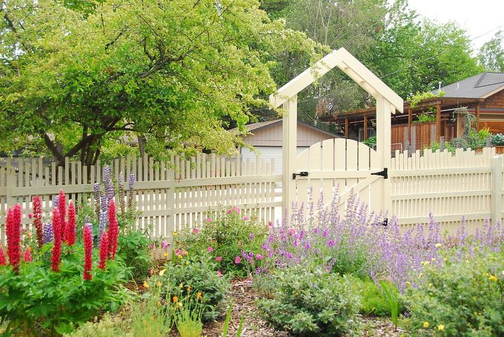15 privacy fences that will turn your yard into a secluded oasis, Combine various sized posts into this design