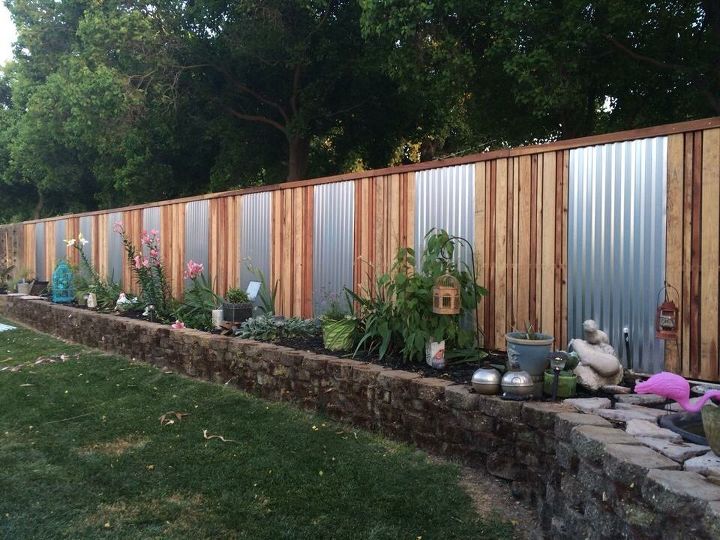15 vallas de privacidad que convertirn su patio en un oasis de intimidad, Acent a una valla normal con chapa met lica