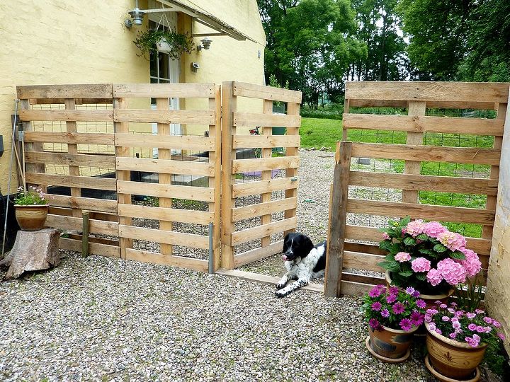15 privacy fences that will turn your yard into a secluded oasis, Line up a few pallets for a free option