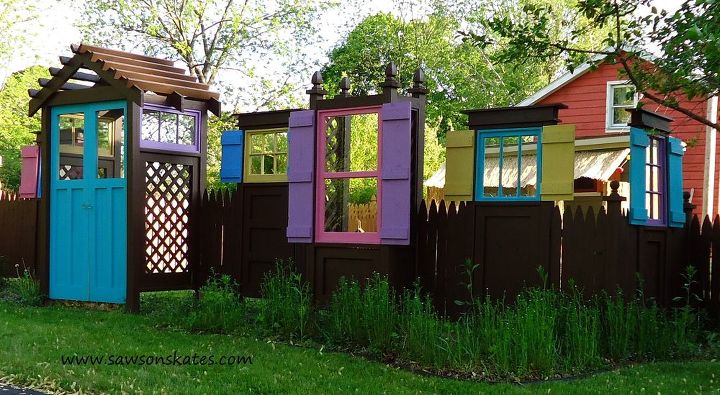 15 vallas de privacidad que convertirn su patio en un oasis de intimidad, Crea un dise o divertido con puertas y ventanas