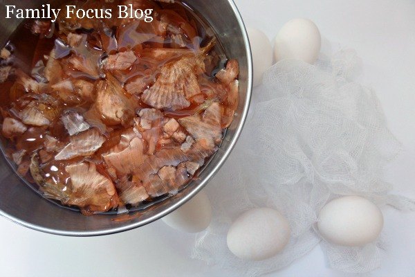 huevos de pascua con piel de cebolla