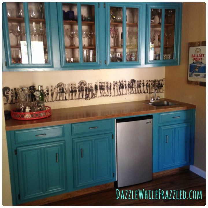 13 ideias incrveis de backsplash de cozinha sem azulejos, Barra de backsplash DIY Belezas de banho