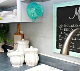 13 increbles ideas de salpicaderos de cocina que no son de azulejos, Utiliza suelos de pelar y pegar