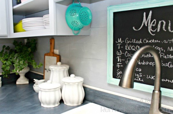 13 increbles ideas de salpicaderos de cocina que no son de azulejos, Utiliza suelos de pelar y pegar