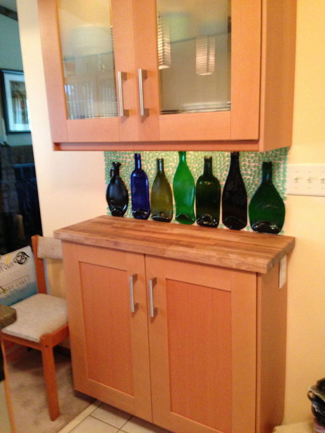 13 ideias incrveis de backsplash de cozinha sem azulejos, Coloque garrafas de vidro desmoronadas na parede