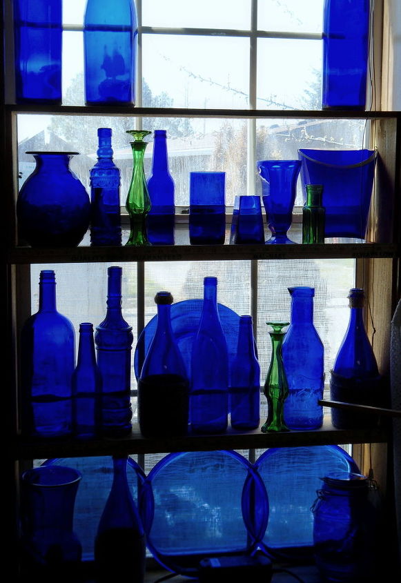 projeto de vidraria de cobalto na janela da cozinha
