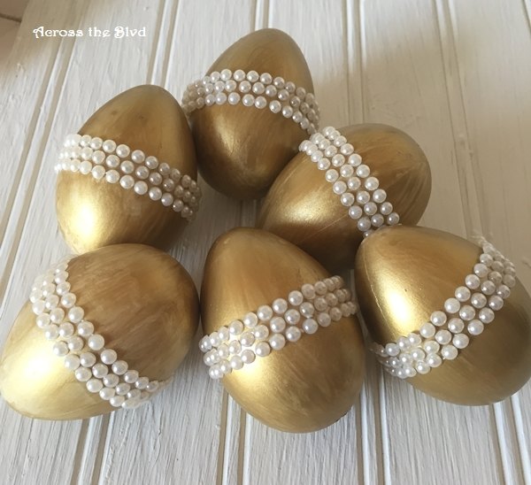 huevos de pascua dorados con perlas