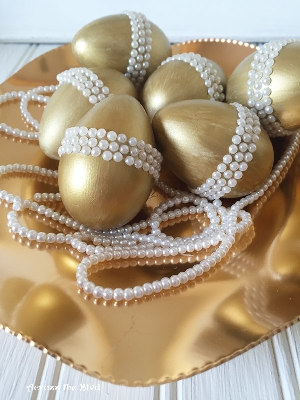 huevos de pascua dorados con perlas