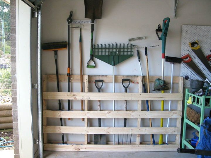 12 idias engenhosas de armazenamento de garagem de pessoas muito organizadas, Armazenamento de garagem para ferramentas de jardim de um palete antigo